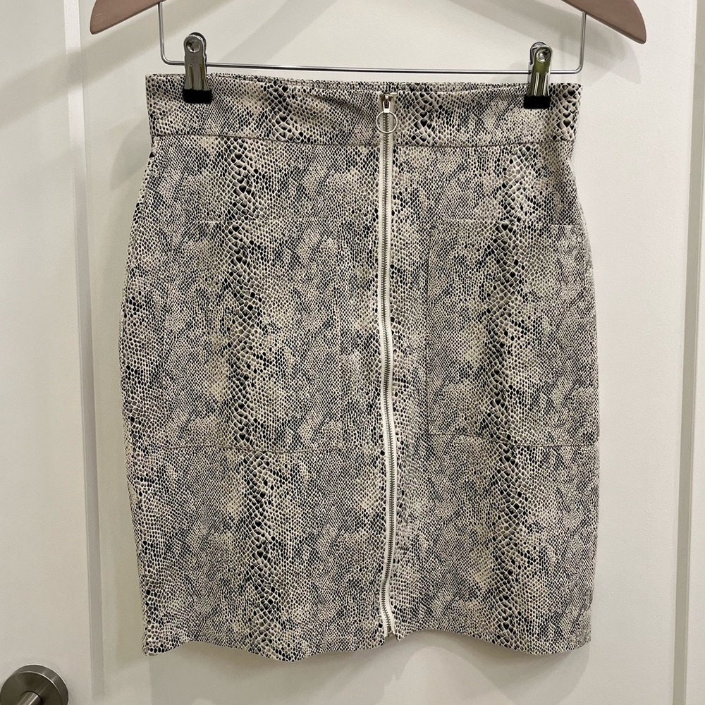 NWT Snake Print Faux Suede Mini Skirt with Front Pockets and Front Zipper Size S